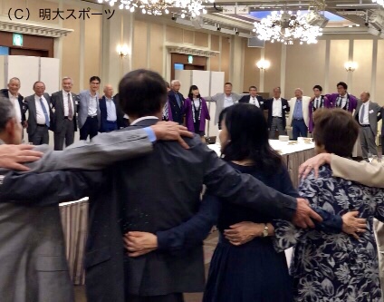 スクラムを組む校友