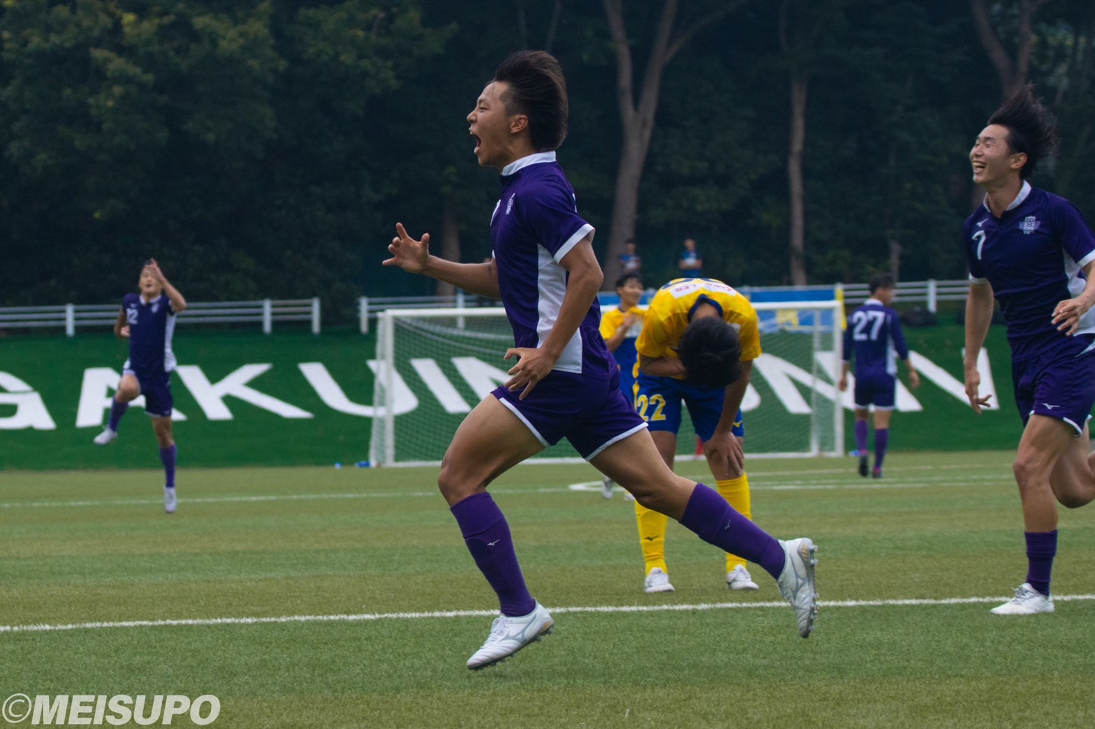 サッカーしている人たち

自動的に生成された説明